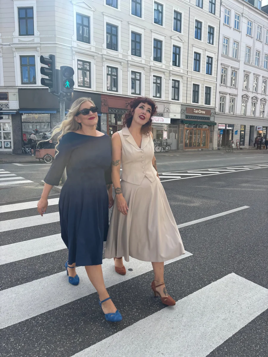 Ruby swingklänning med båthals - marinblå - Bild 4